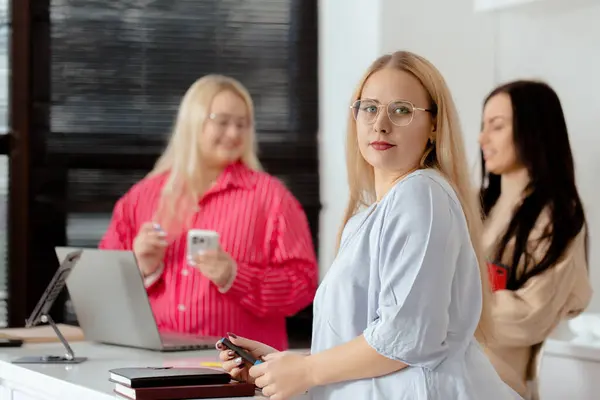 Inwestor patrzący na spadające wykresy w czasie kryzysu